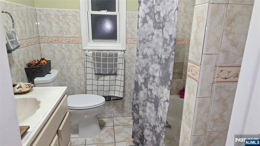 106 Knapp Avenue Clifton, NJ 07011 - Photo 5 of 7 a bathroom with a toilet and a shower