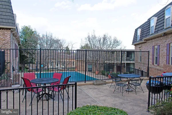 $1,725 | 3101 Patrick Henry Drive, Unit 132, Falls Church, VA 22044