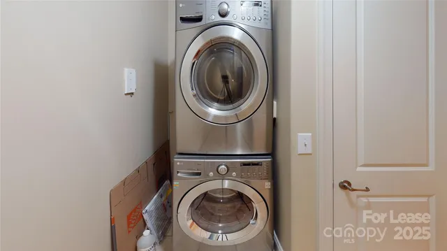 a close up view of a washer and dryer