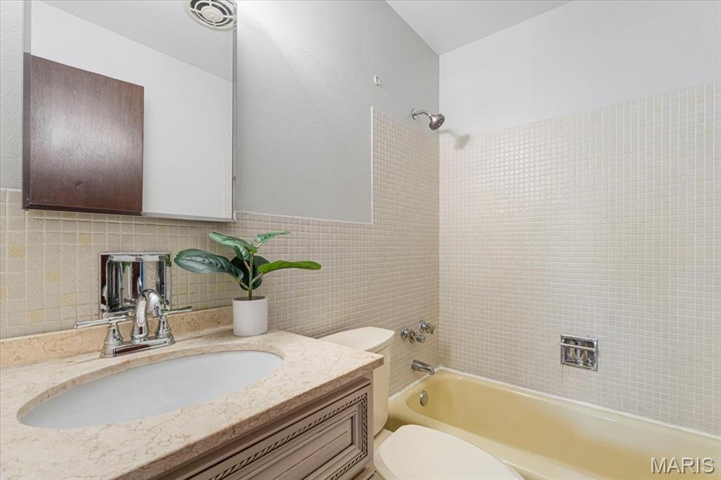 591 Fieldstone Lane Ballwin, MO 63011 - Photo 23 of 43