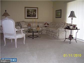 8711 Autumn Road Philadelphia, PA 19115 - Photo 2 of 12 Living Room