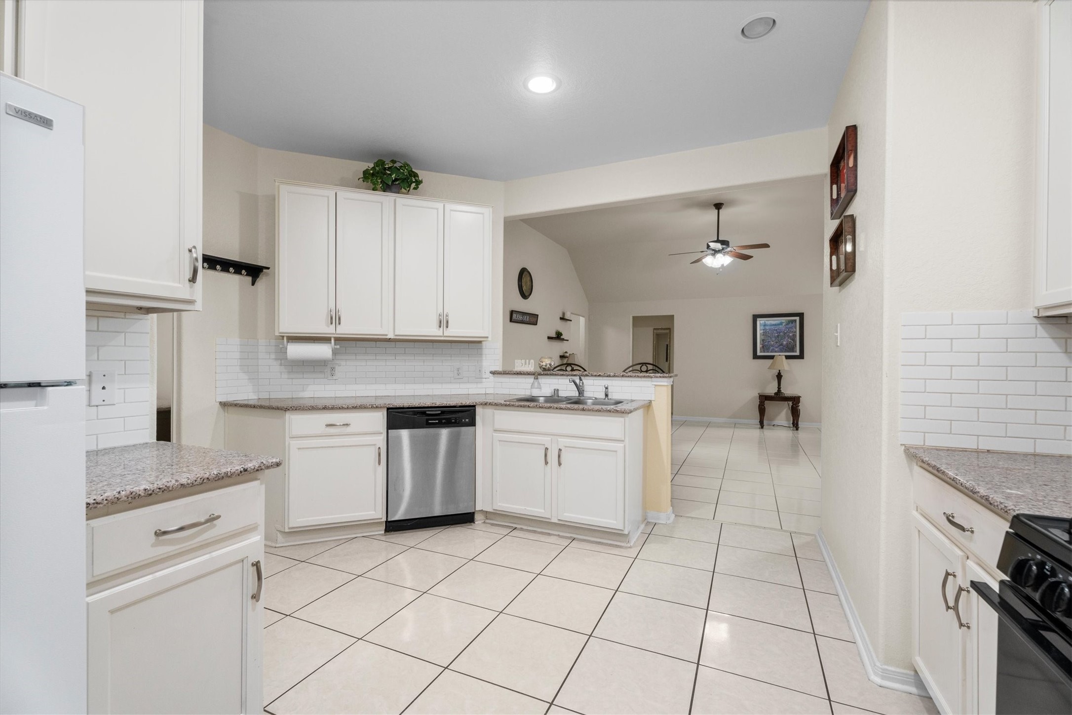 2615 Magnolia Fair Way Spring, TX 77386 - Photo 3 of 22 a kitchen with white cabinets and appliances