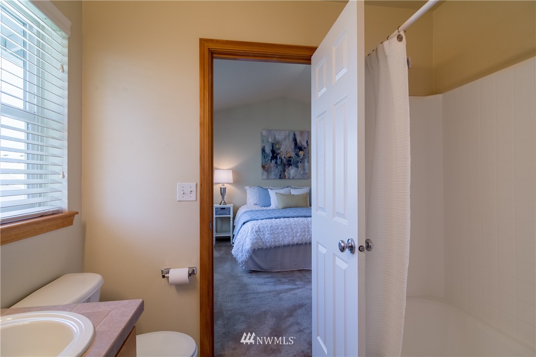 7432 Upper Ridge Road Everett, WA 98203 - Photo 14 of 32 a en suite bathroom with a toilet