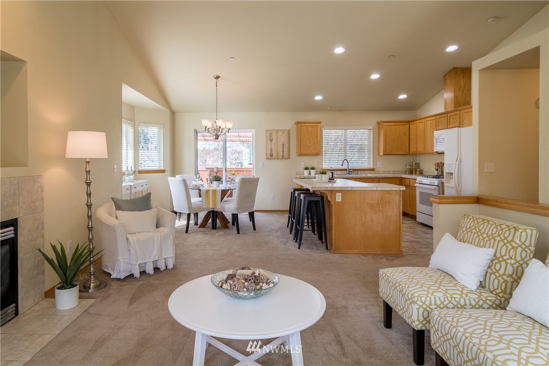 7432 Upper Ridge Road Everett, WA 98203 - Photo 4 of 32 a living room with furniture kitchen and a chandelier