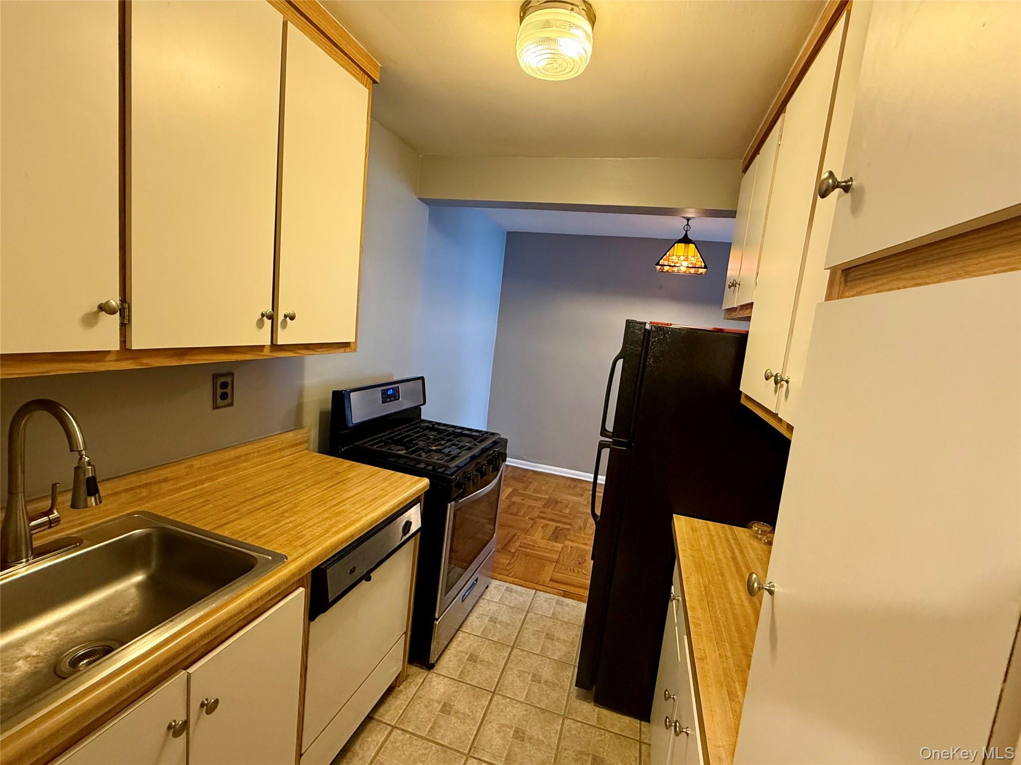 277 Bronx River Road, Unit 3M Yonkers, NY 10704 - Photo 4 of 15