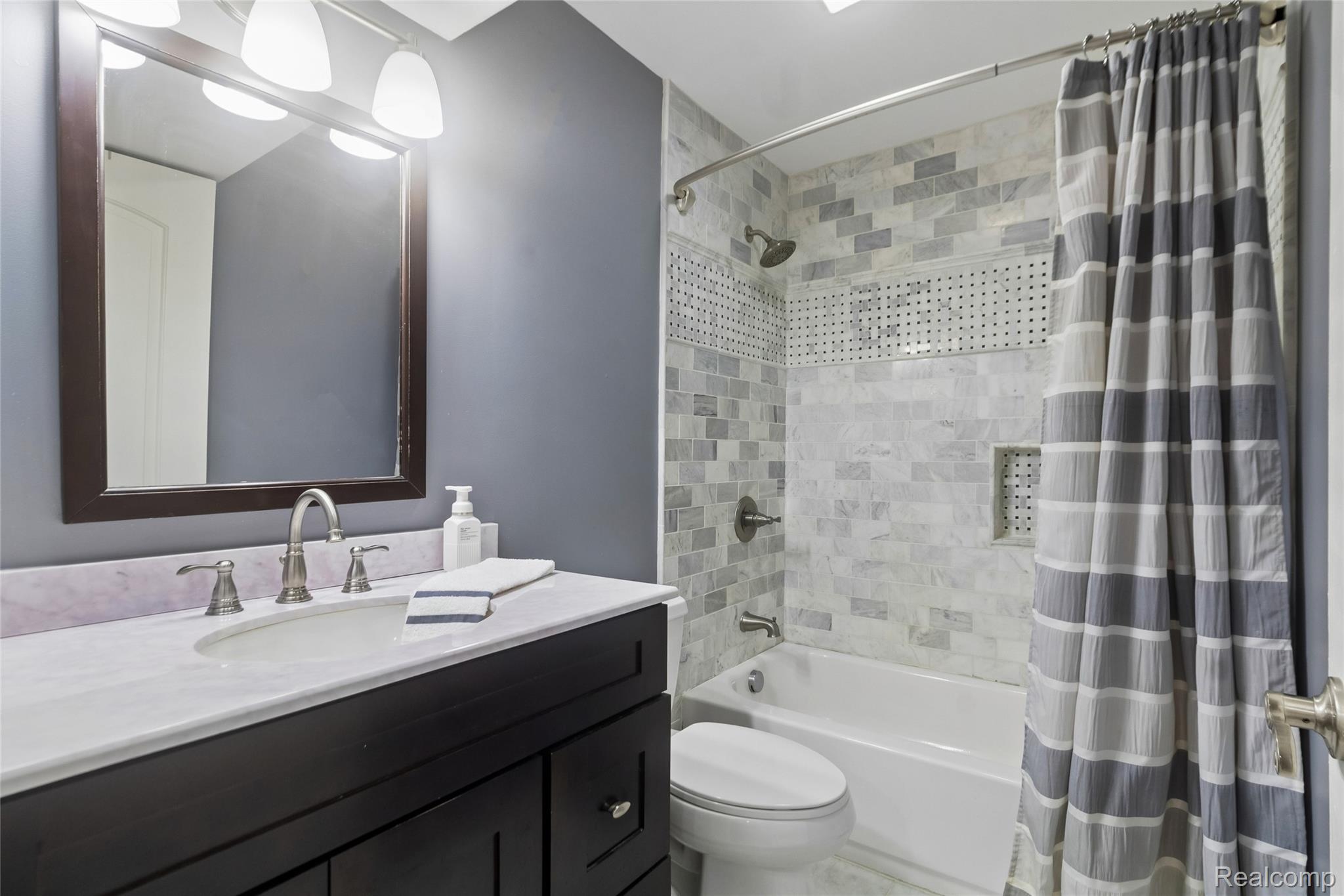 3891 Westlyn Road Lake Orion, MI 48359 - Photo 16 of 17 Full bathroom in basement