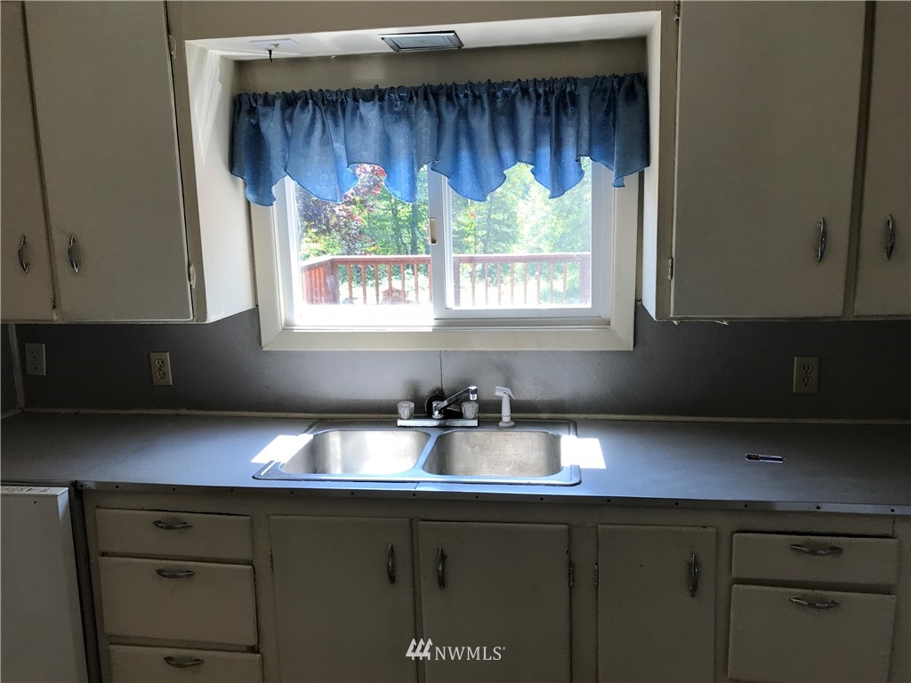 159 Nix Road Chehalis, WA 98532 - Photo 14 of 30 a kitchen with a sink window and cabinets