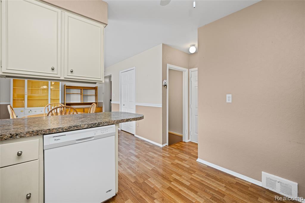 14743 Newburgh Road Livonia, MI 48154 - Photo 18 of 48