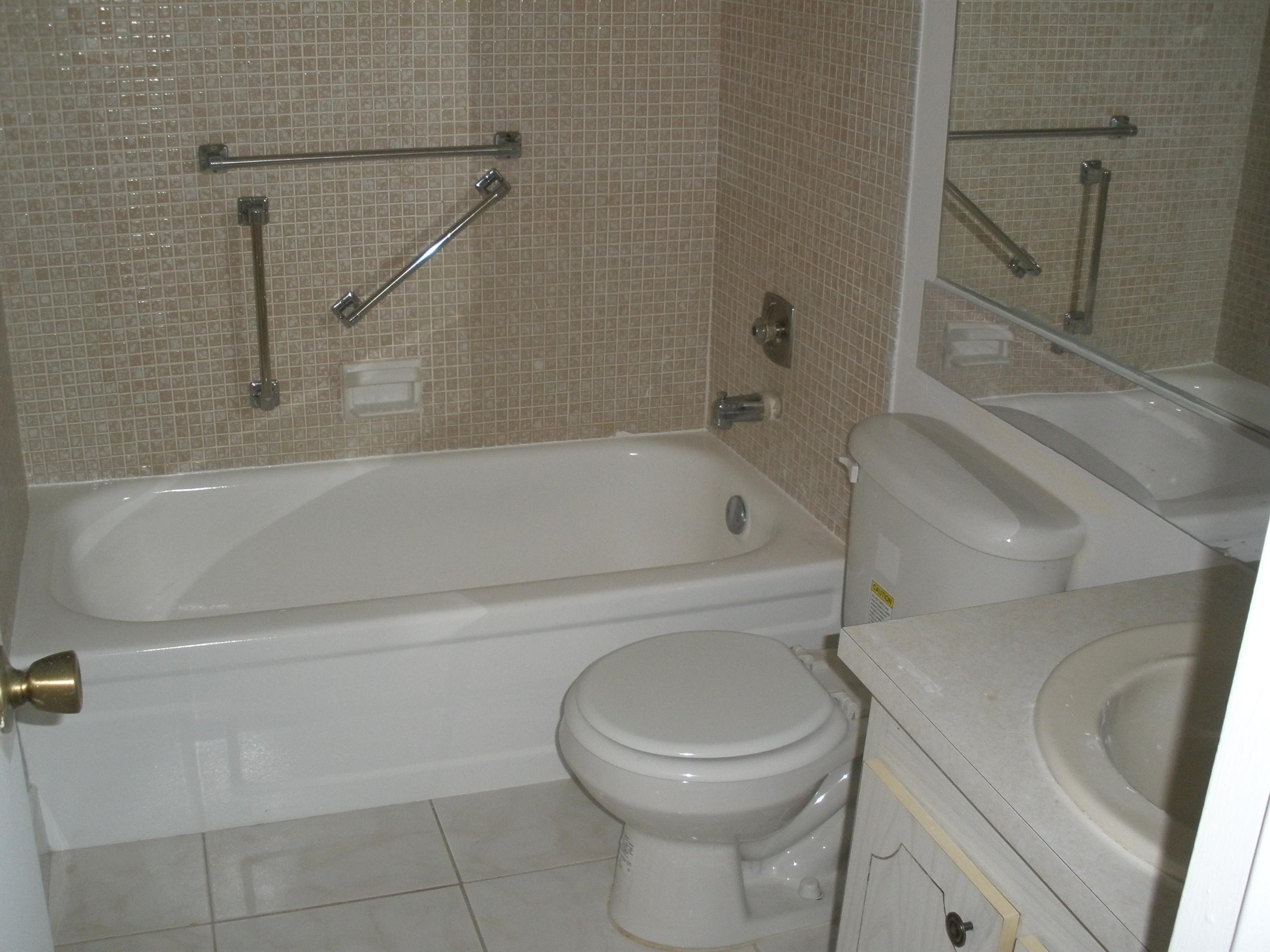 92 Fanshaw Drive, Unit C Boca Raton, FL 33434 - Photo 5 of 8 Bath