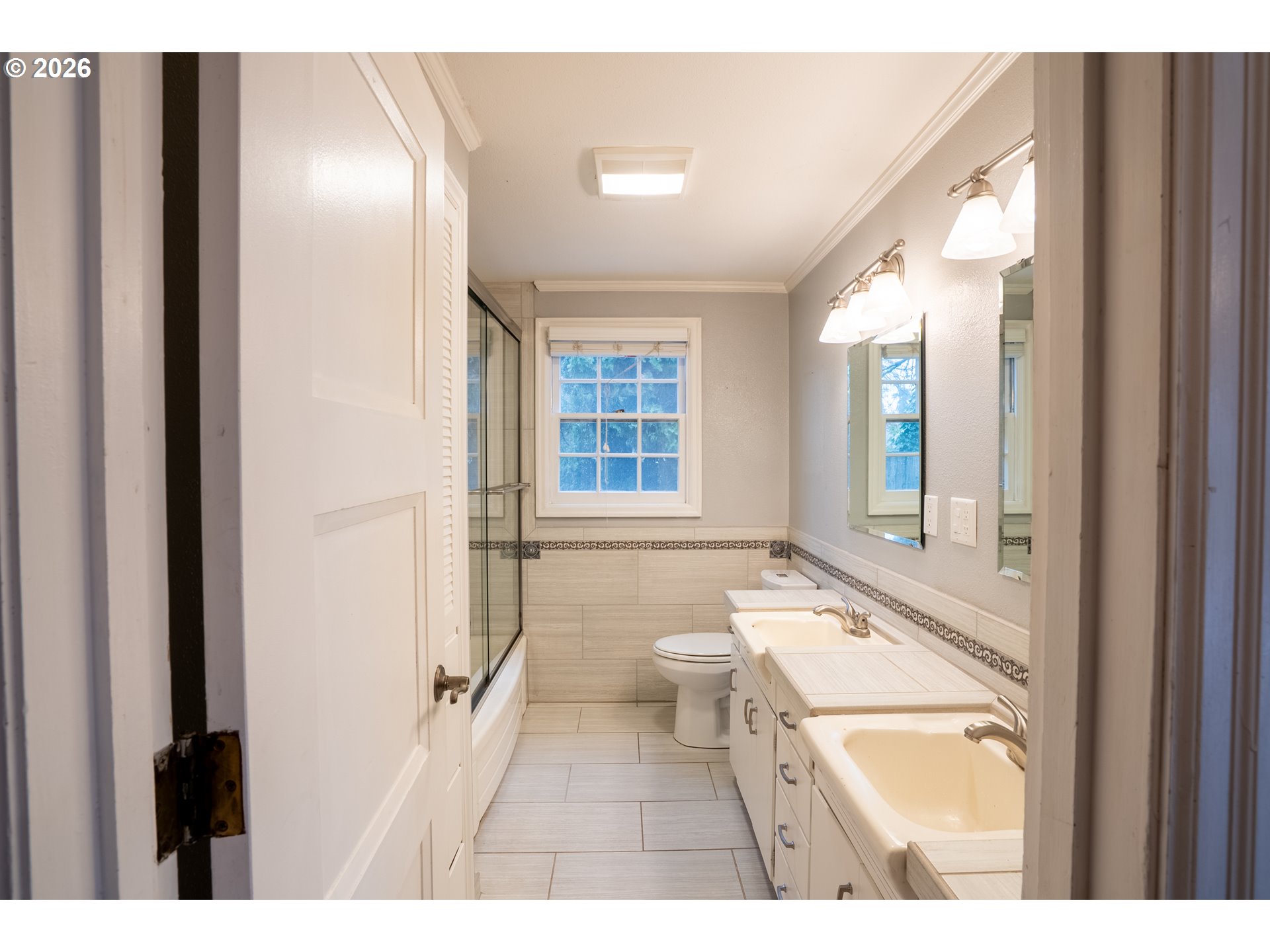 825 Filbert Avenue Eugene, OR 97404 - Photo 16 of 35 a bathroom with a sink a toilet a mirror and a tub