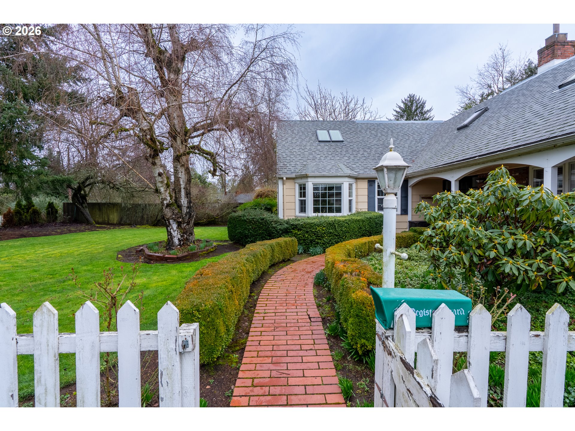 825 Filbert Avenue Eugene, OR 97404 - Photo 3 of 35 a front view of house with yard and green space