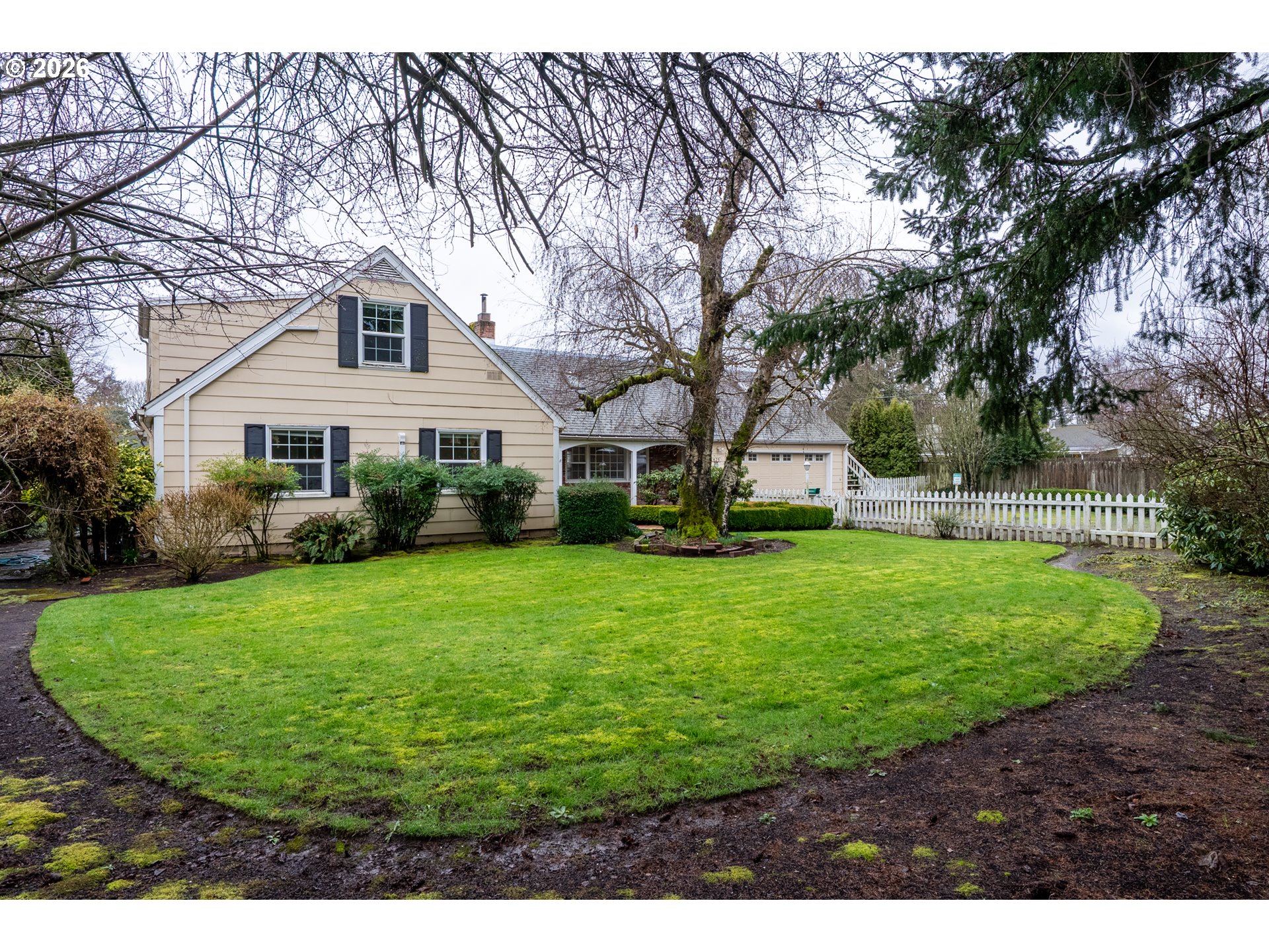 825 Filbert Avenue Eugene, OR 97404 - Photo 4 of 35 a view of a house with backyard