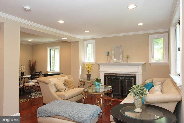 2915 Wilton Avenue Silver Spring, MD 20910 - Photo 9 of 28 Living Room