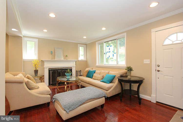 2915 Wilton Avenue Silver Spring, MD 20910 - Photo 10 of 28 Living Room