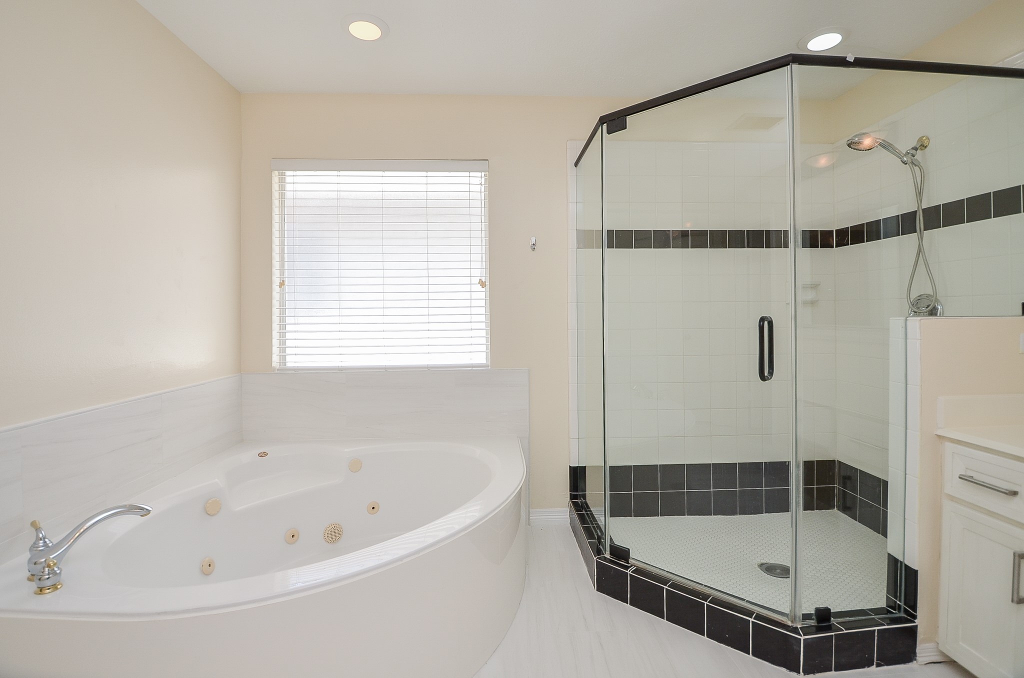 4916 Inker Street Houston, TX 77007 - Photo 32 of 36 Whirlpool tub and huge walk-in shower -- relaxation is calling!