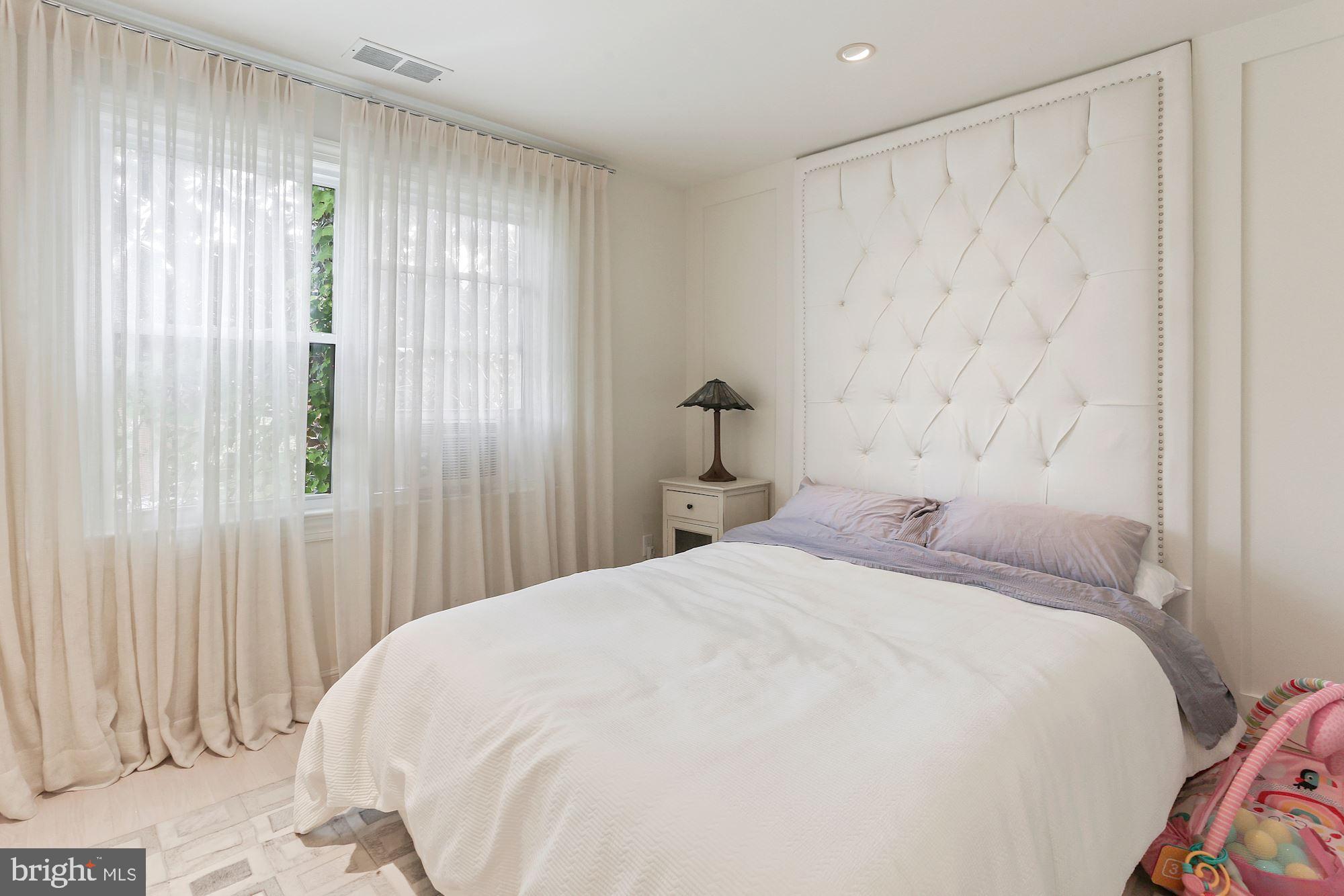 2118 S Street Northwest Washington, DC 20008 - Photo 16 of 25 Guest Room