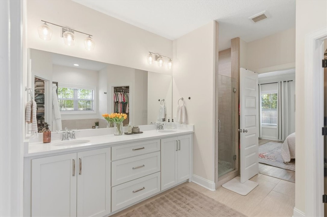 165 Silver Bluff Circle Brunswick, GA 31523 - Photo 22 of 49 Primary Bathroom