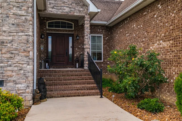 a view of the entrance of the house