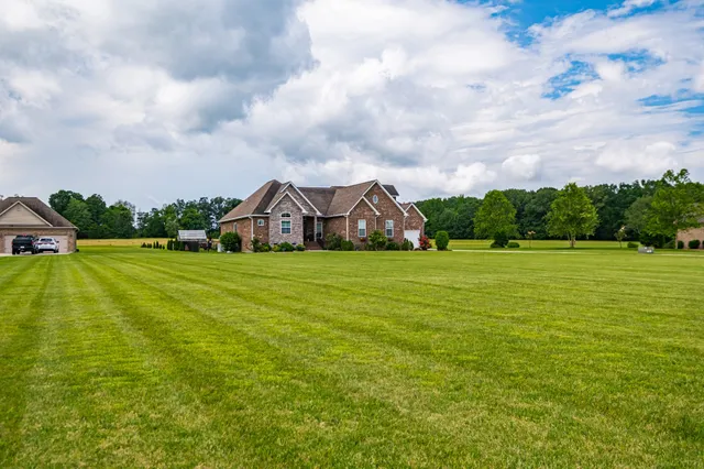 a view of a house with a yard