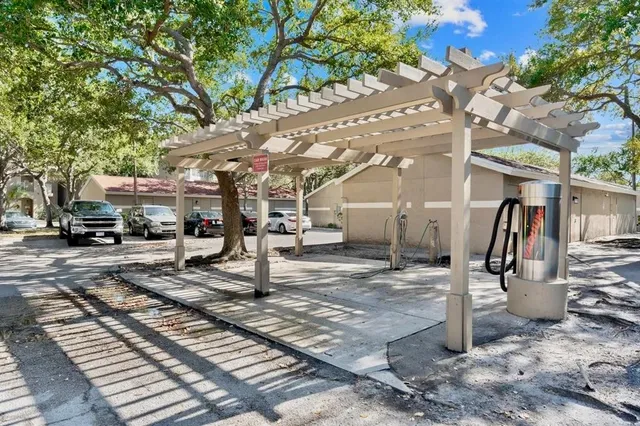 a view of a parking area