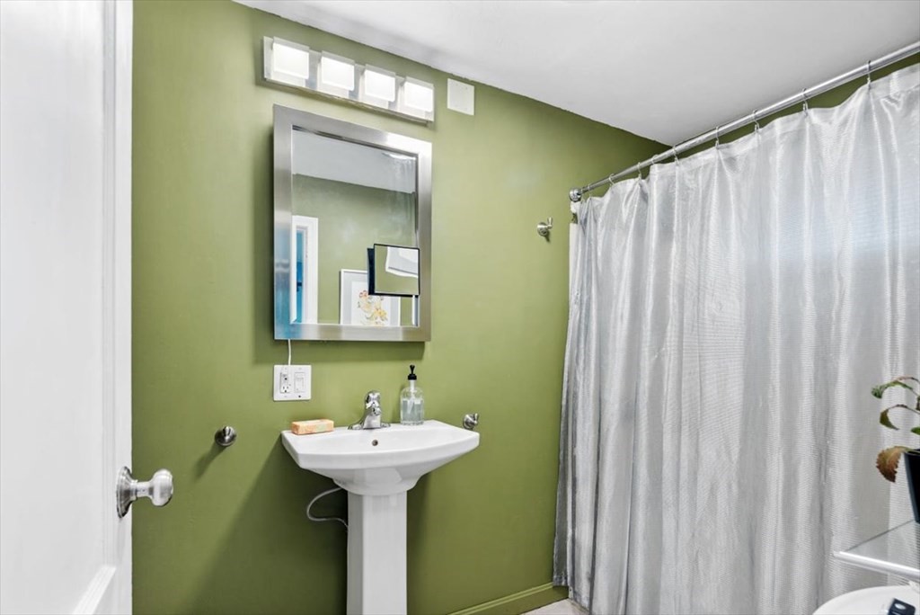 11 Castle Road Weymouth, MA 02189 - Photo 13 of 32 Gallery Image 13