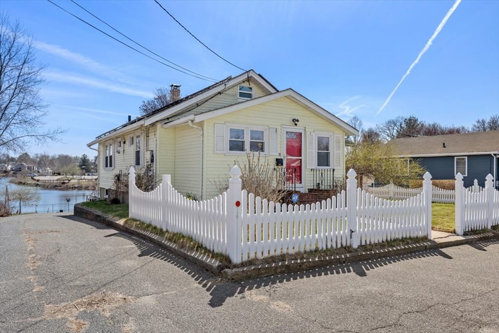 11 Castle Road Weymouth, MA 02189 - Photo 2 of 32 Gallery Image 2