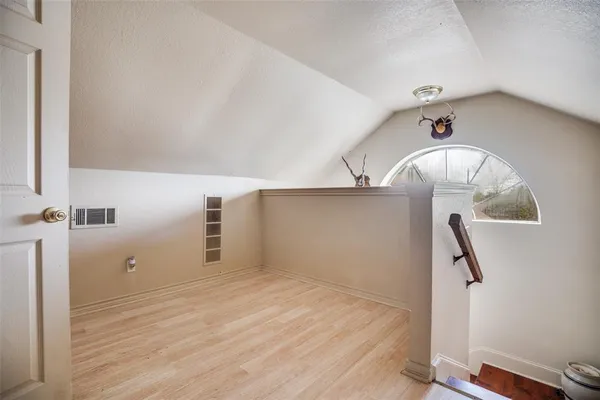 a view of empty room with a ceiling fan