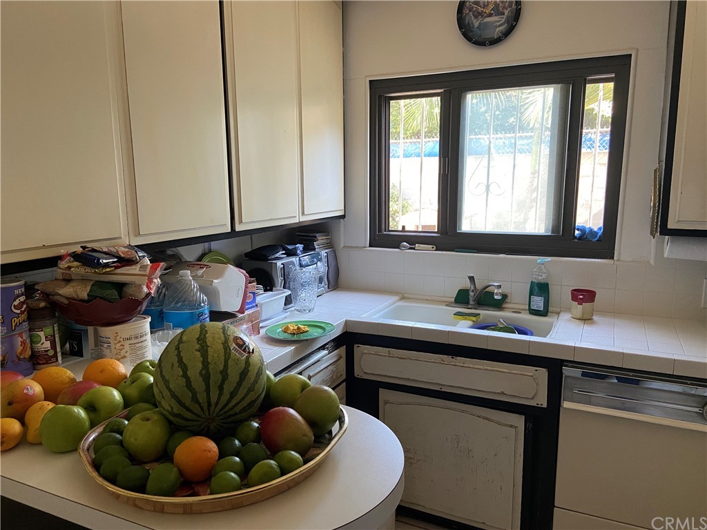 710 West Spruce Avenue Inglewood, CA 90301 - Photo 9 of 33