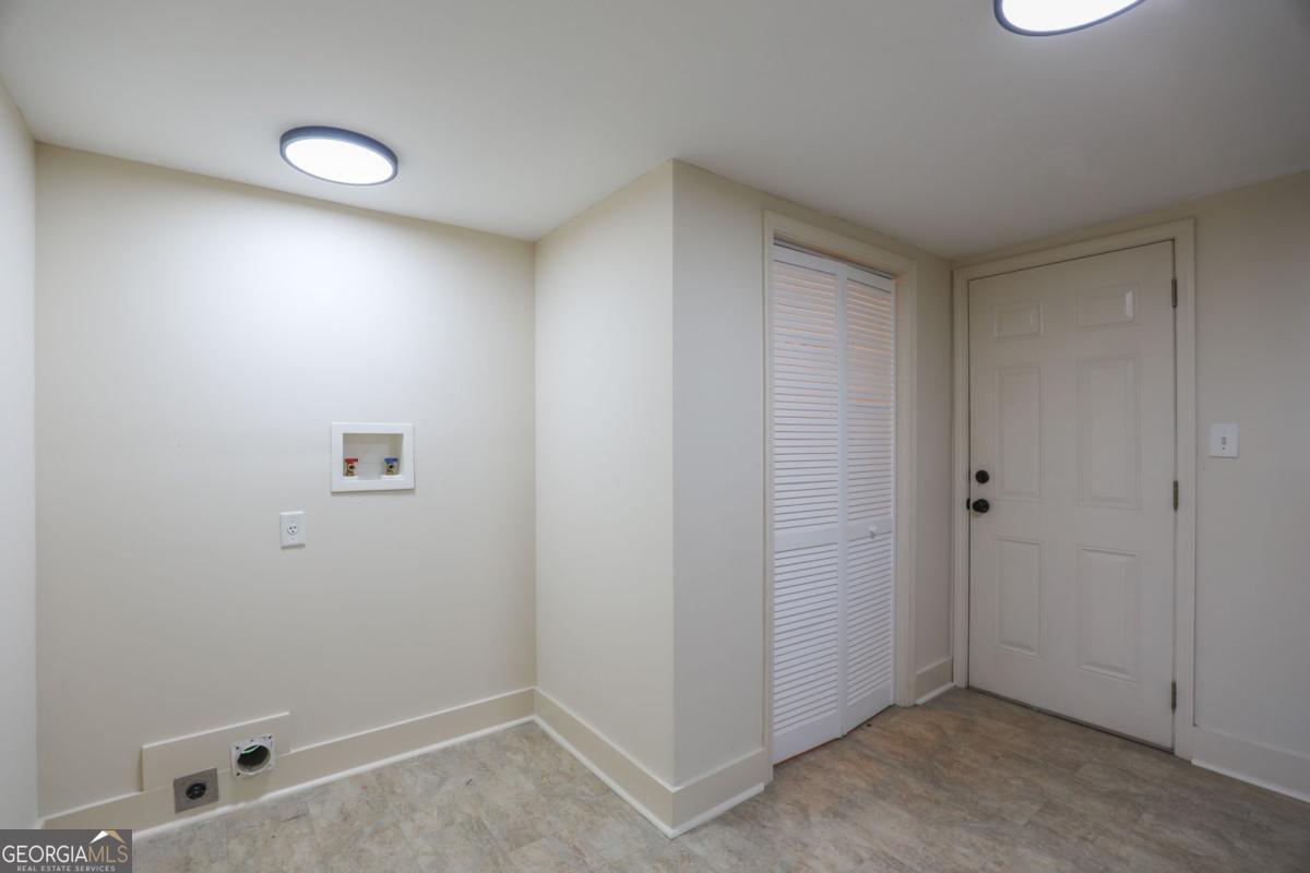 127 Fourth Street Southwest Milledgeville, GA 31061 - Photo 13 of 28 an empty room with a workbench