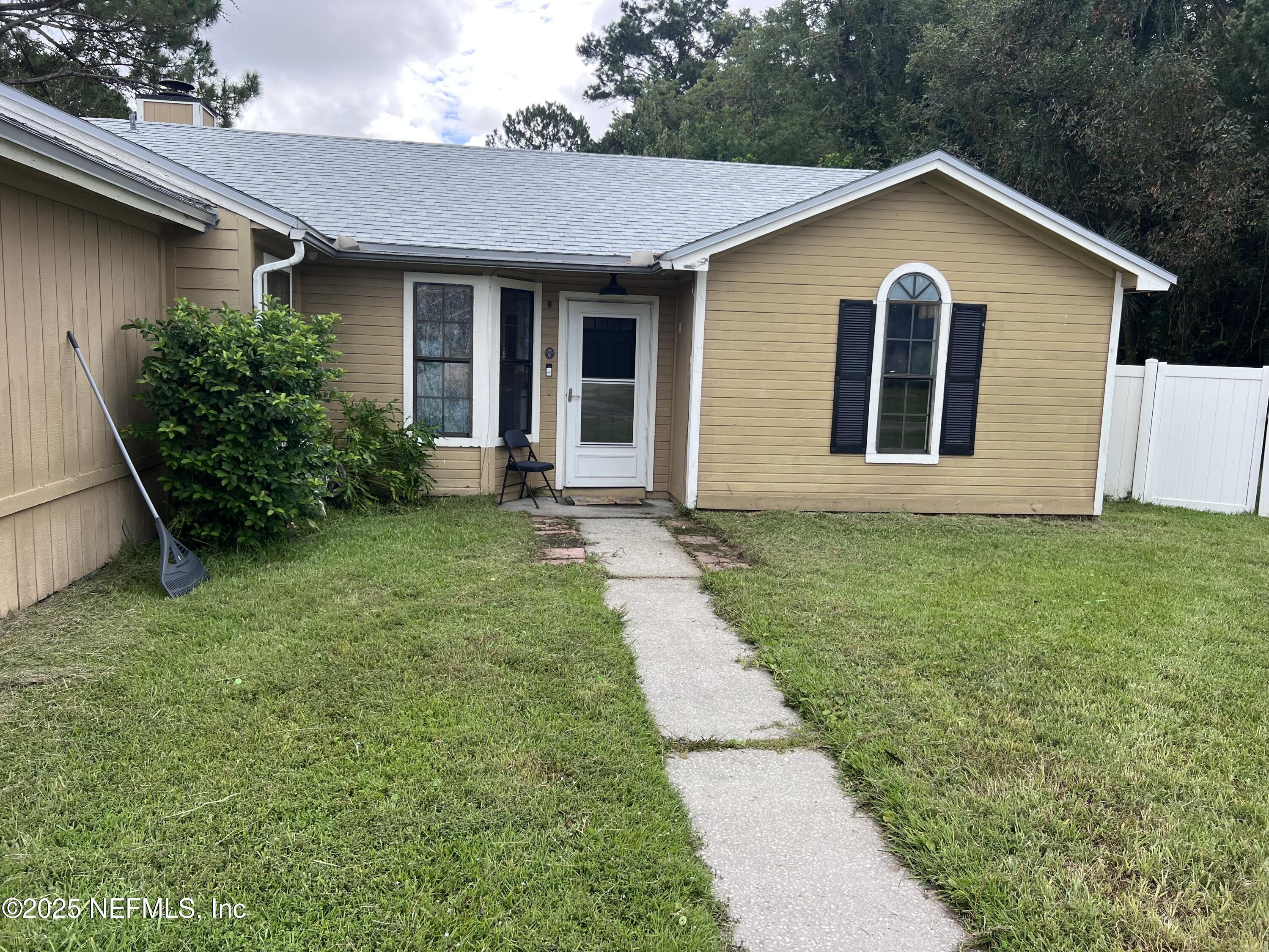 957 Aries Road West Jacksonville, FL 32216 - Photo 5 of 28 a front view of a house with garden