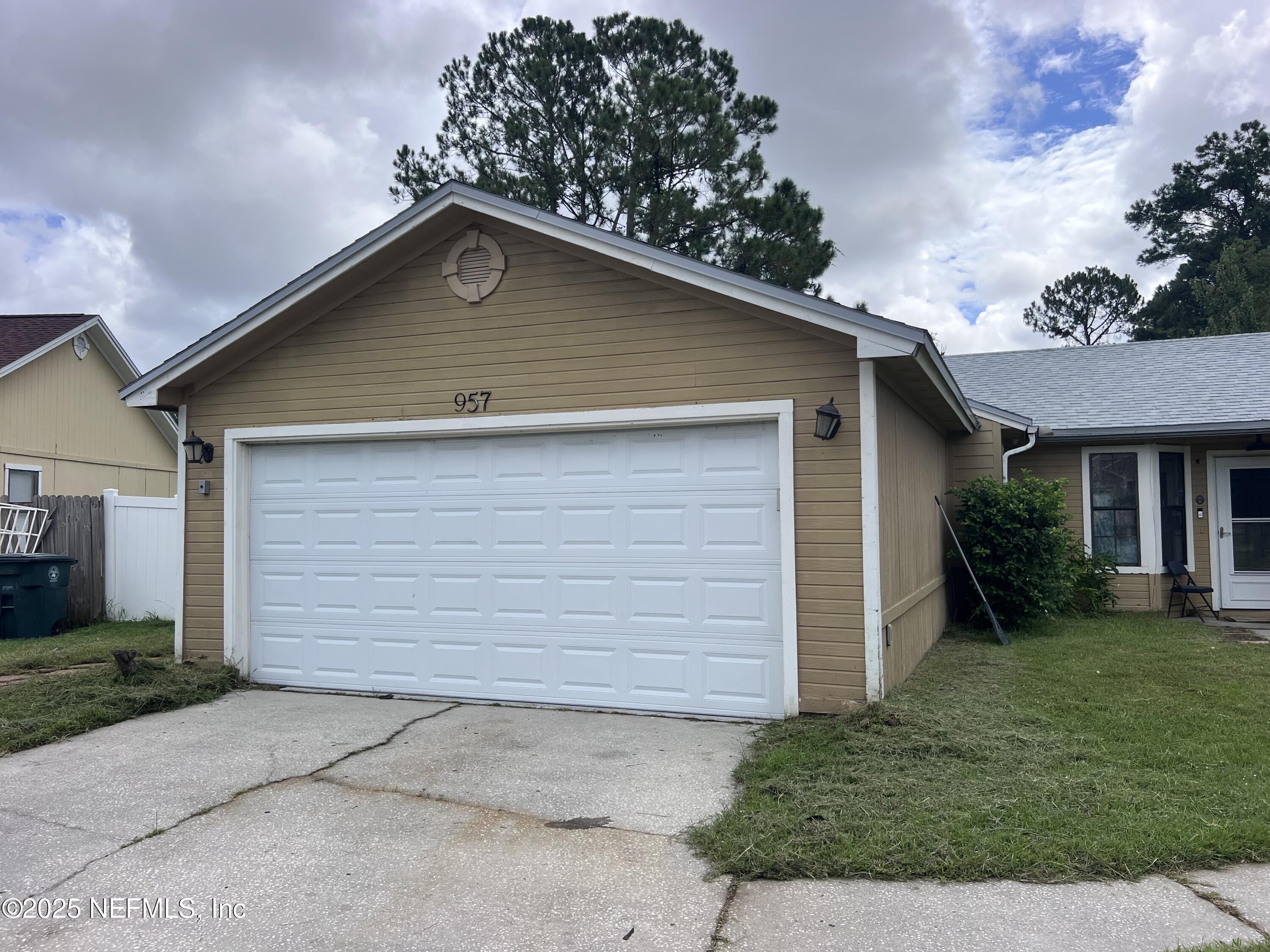 957 Aries Road West Jacksonville, FL 32216 - Photo 6 of 28 front view of house with a yard