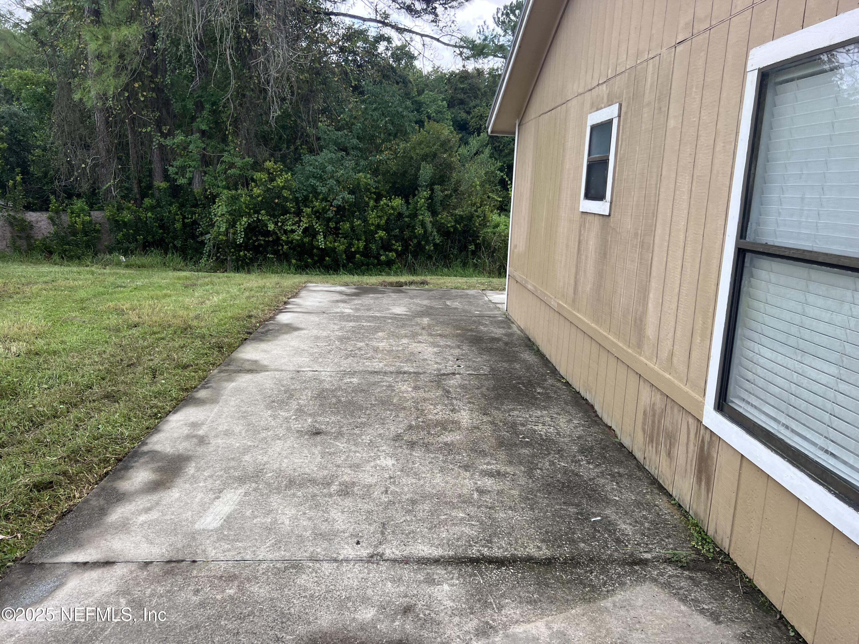 957 Aries Road West Jacksonville, FL 32216 - Photo 8 of 28 a view of a backyard with pathway