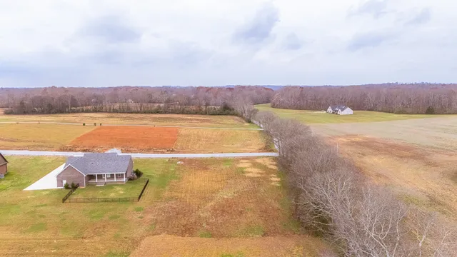 a view of an outdoor space and house