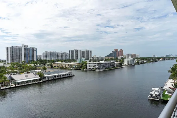$349,900 | 2900 Northeast 30th Street, Unit 8J, Fort Lauderdale, FL 33306