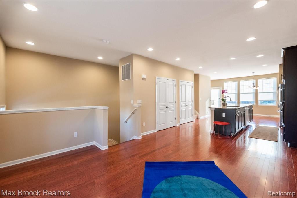 330 Glenhurst Boulevard Rochester Hills, MI 48307 - Photo 6 of 24
