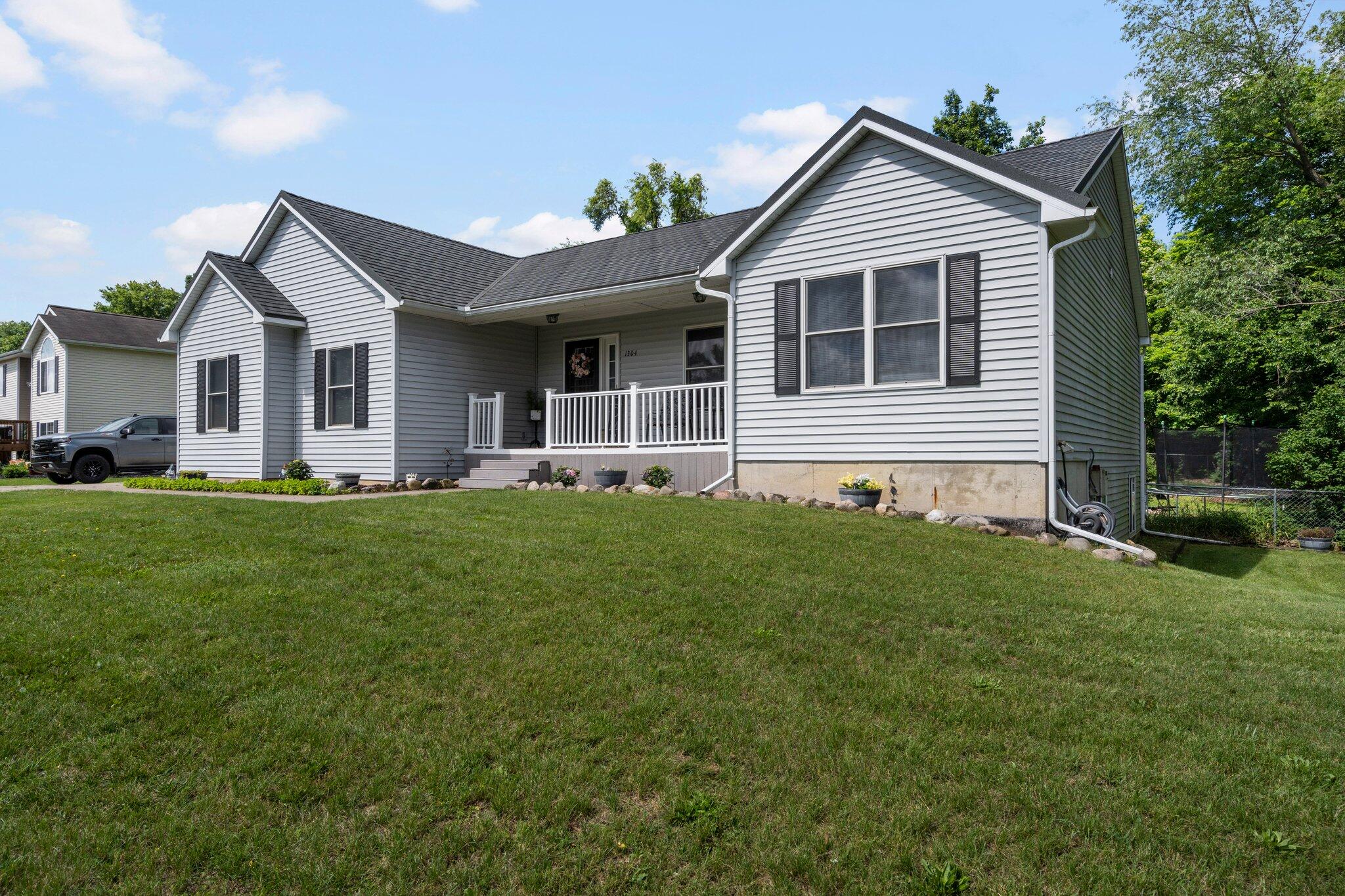 1304 Catsyl Road Jackson, MI 49203 - Photo 8 of 58 Cat side