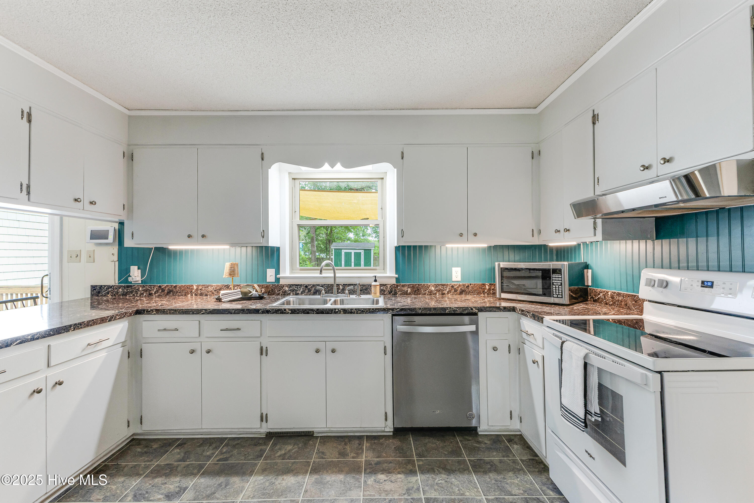 2163 Boones Neck Road Southwest Supply, NC 28462 - Photo 10 of 41 Kitchen