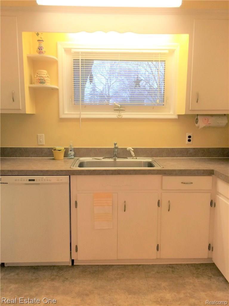 16940 Thirteen Mile Road Franklin, MI 48025 - Photo 17 of 41 Kitchen 2.JPG