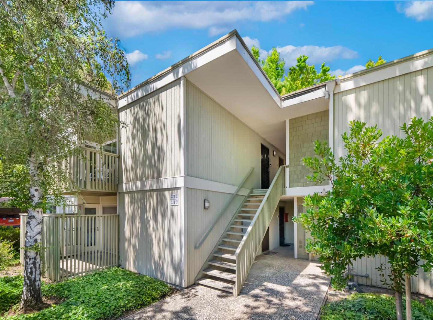 280 Easy Street, Unit 311 Mountain View, CA 94043 - Photo 19 of 29 a backyard of a house with lots of green space