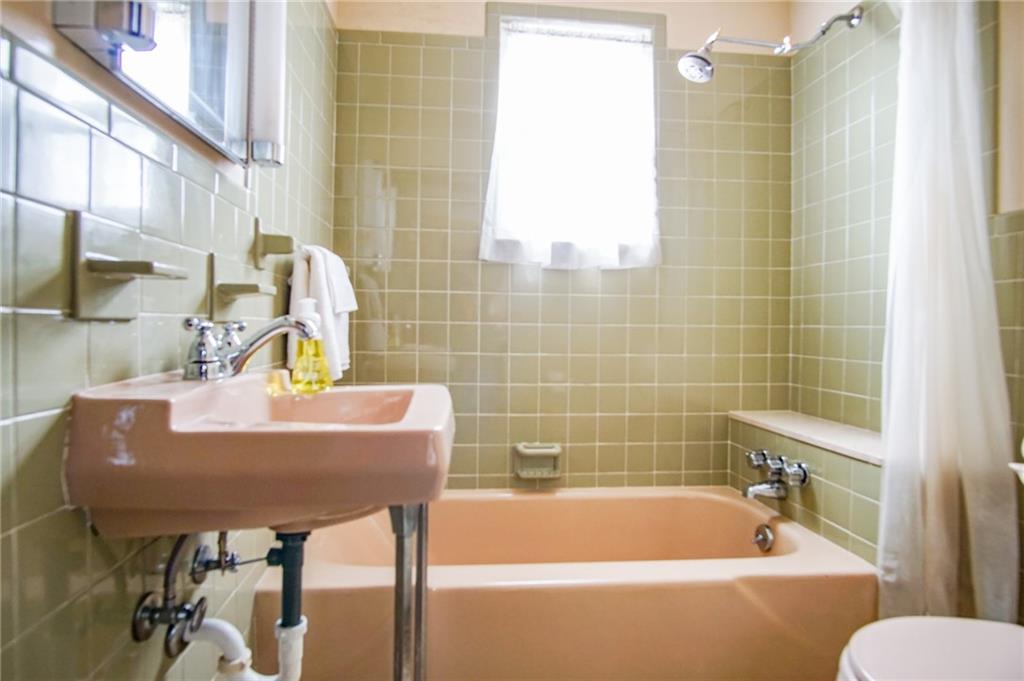 908 2nd Street McKees Rocks, PA 15136 - Photo 13 of 13 a bathroom with a bathtub and sink