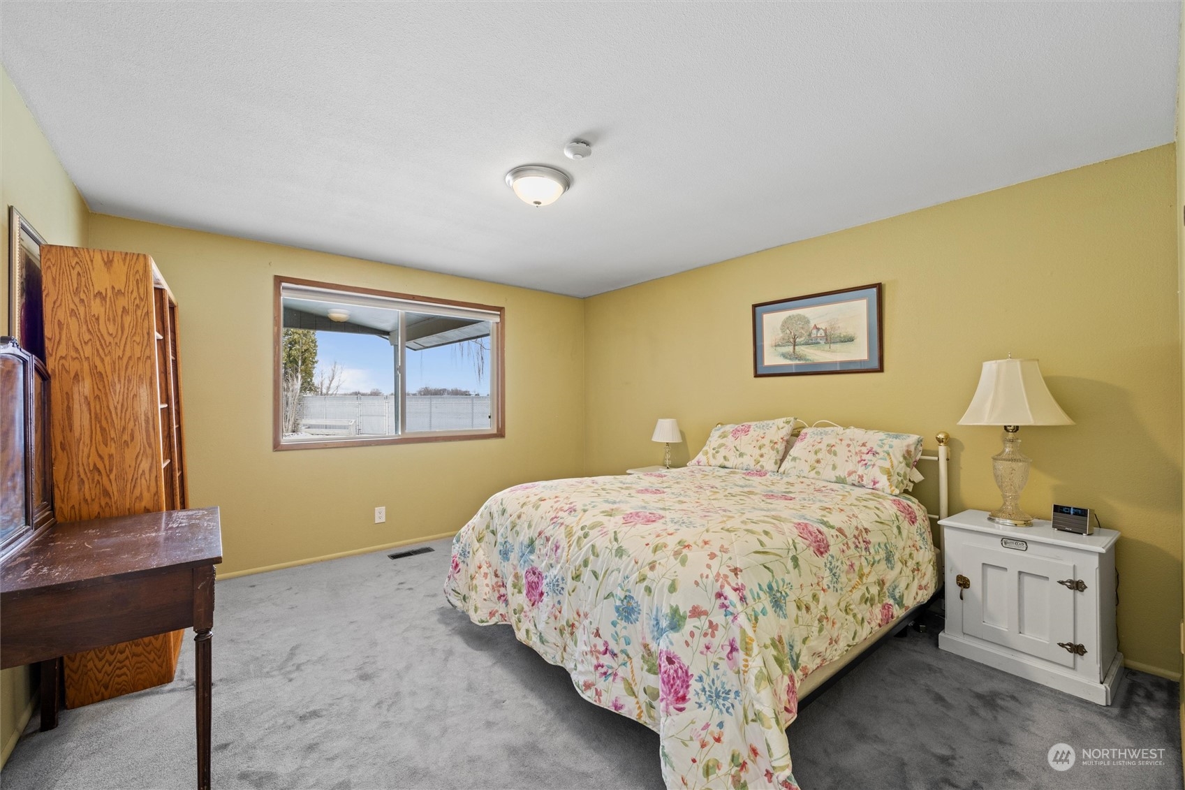 223 Hanson Road Touchet, WA 99360 - Photo 19 of 38 a bedroom with a bed and a painting on the wall
