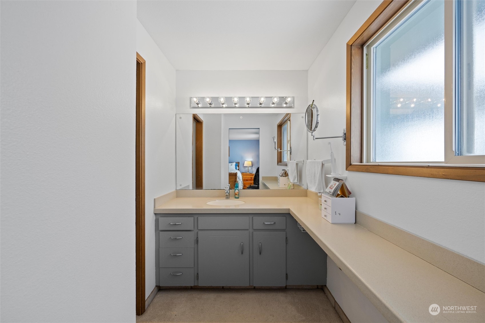 223 Hanson Road Touchet, WA 99360 - Photo 23 of 38 a bathroom with a sink and a mirror