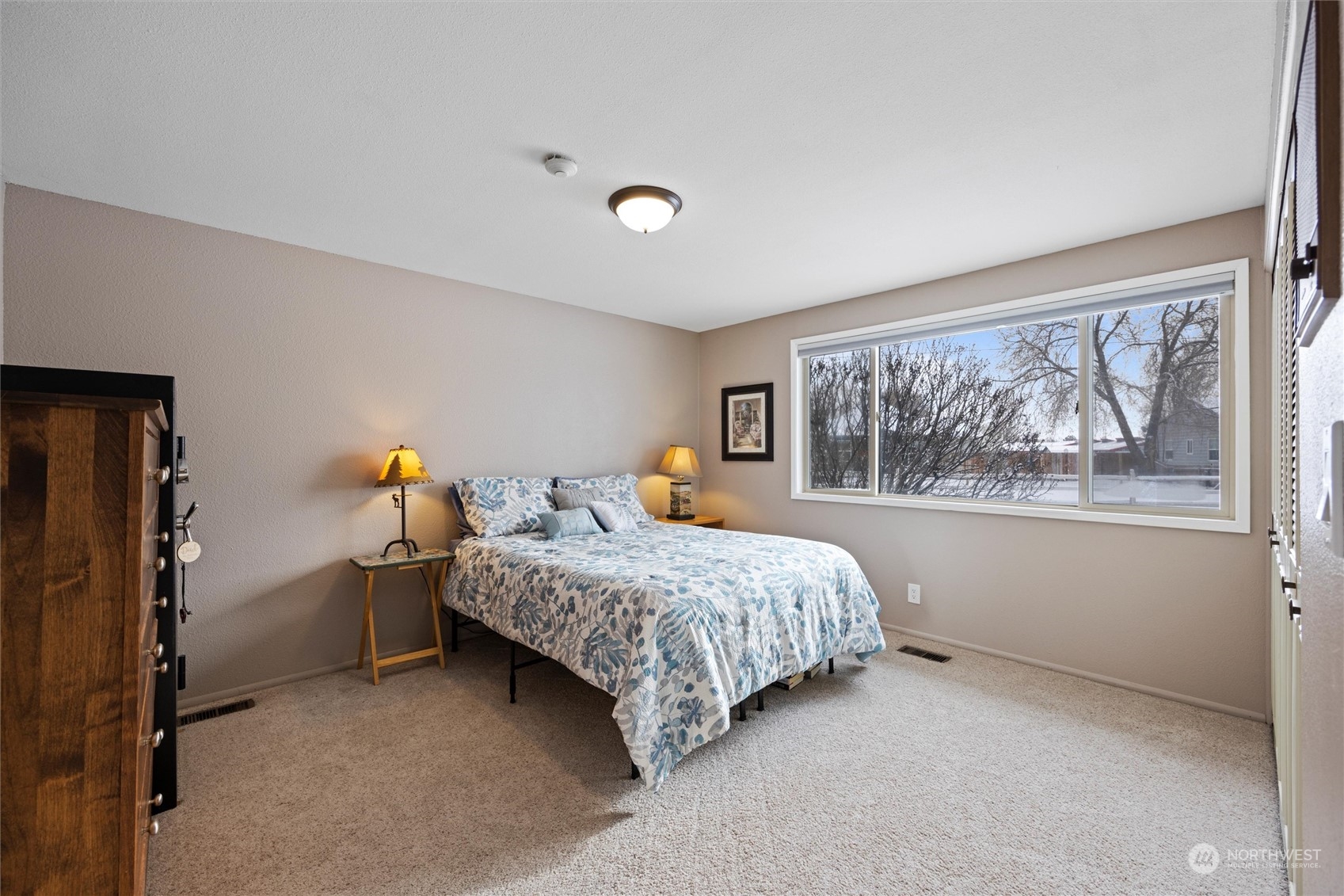 223 Hanson Road Touchet, WA 99360 - Photo 25 of 38 a bedroom with a bed and a window