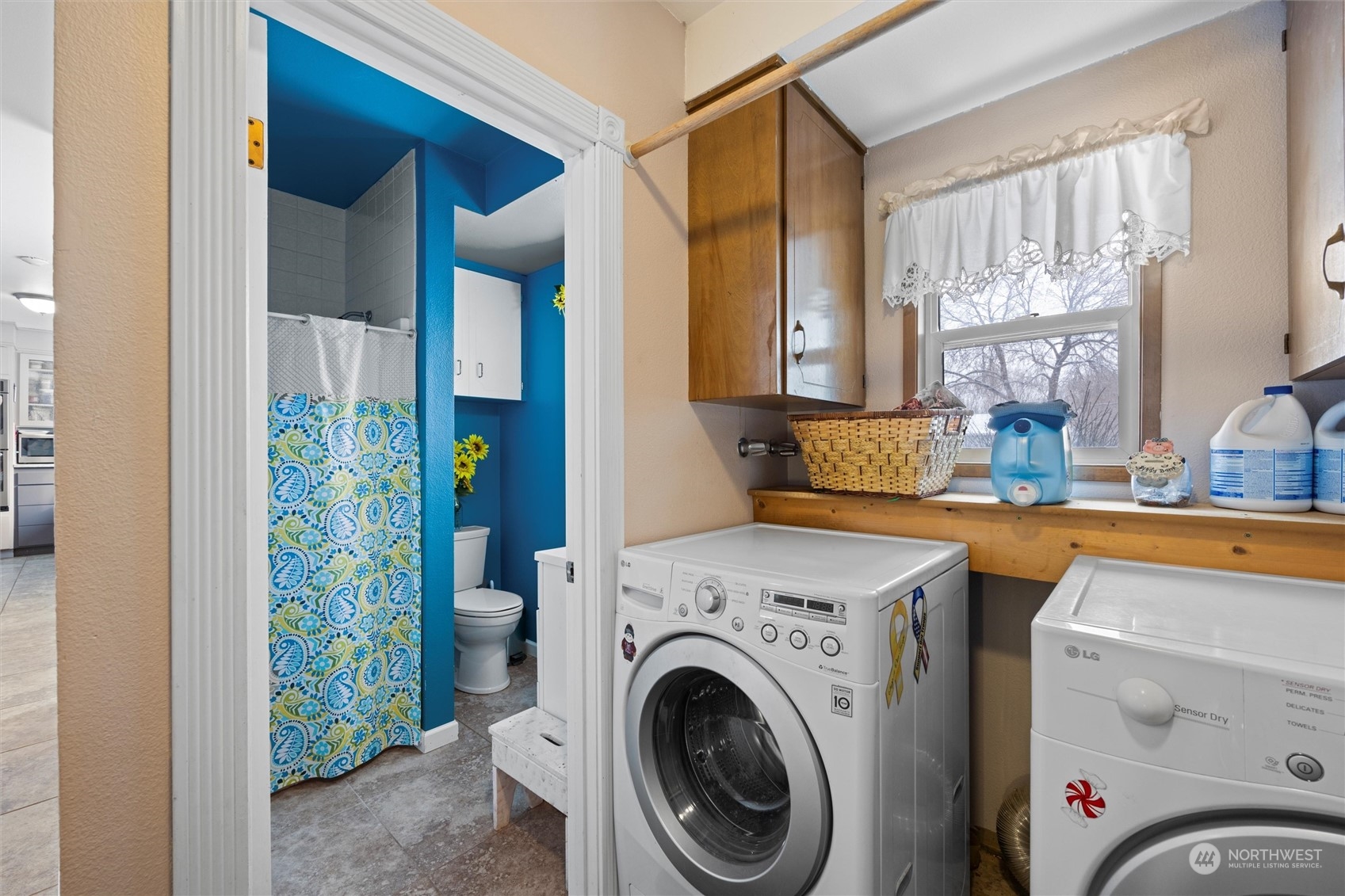 223 Hanson Road Touchet, WA 99360 - Photo 26 of 38 a utility room with dryer and washer