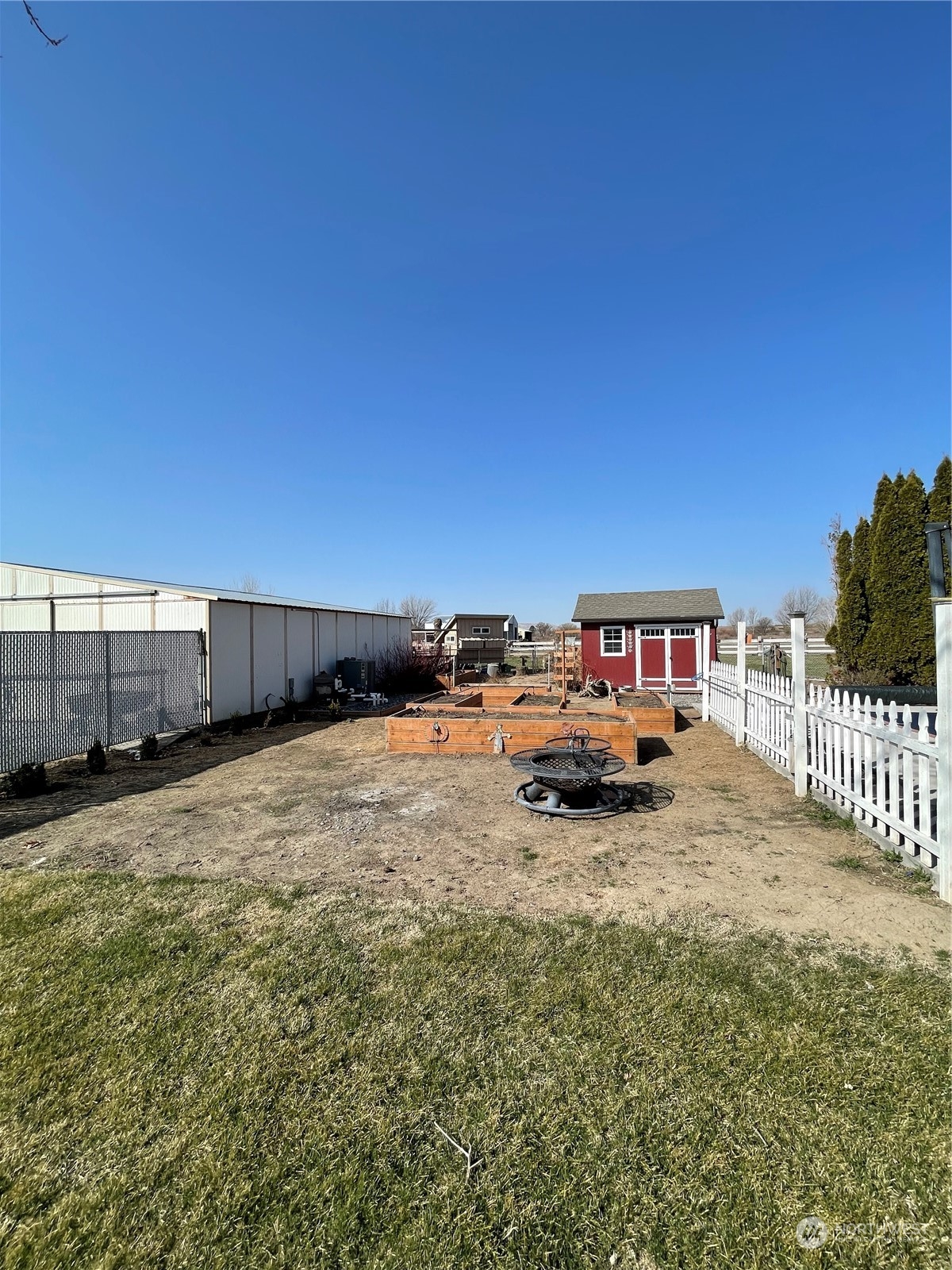 223 Hanson Road Touchet, WA 99360 - Photo 36 of 38 a backyard of a house with barbeque oven