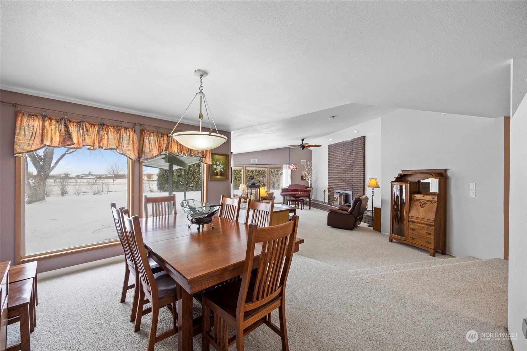 223 Hanson Road Touchet, WA 99360 - Photo 10 of 38 a dining room with furniture window and outside view