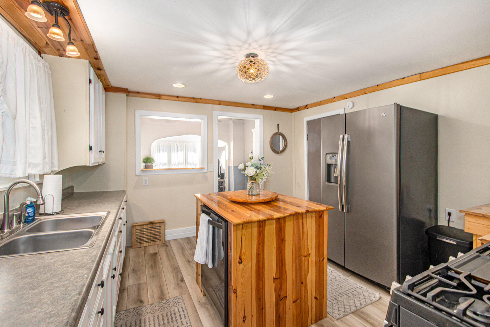 292 6th Avenue Manistee, MI 49660 - Photo 11 of 27 011_dsc_4331_607