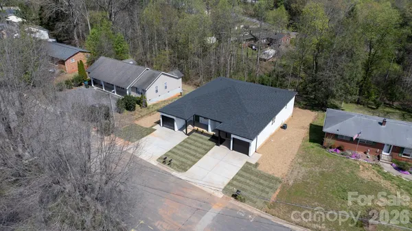 $469,000 | 1141 12th St Drive Southwest, Hickory, NC 28602