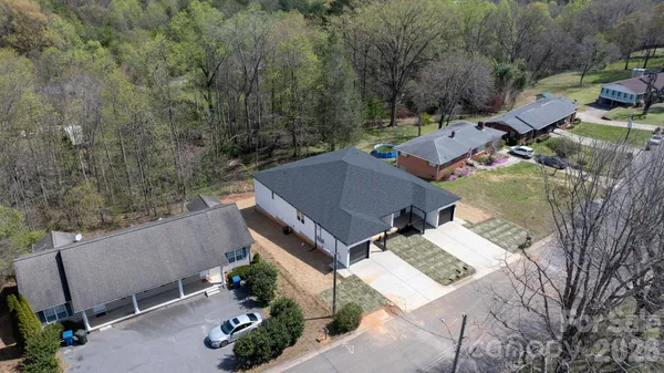 $469,000 | 1141 12th St Drive Southwest, Hickory, NC 28602