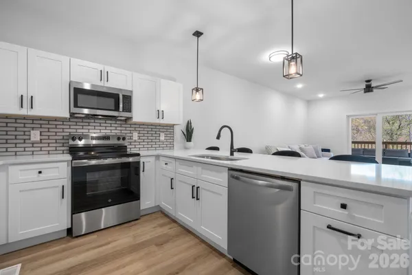 $469,000 | 1141 12th St Drive Southwest, Hickory, NC 28602